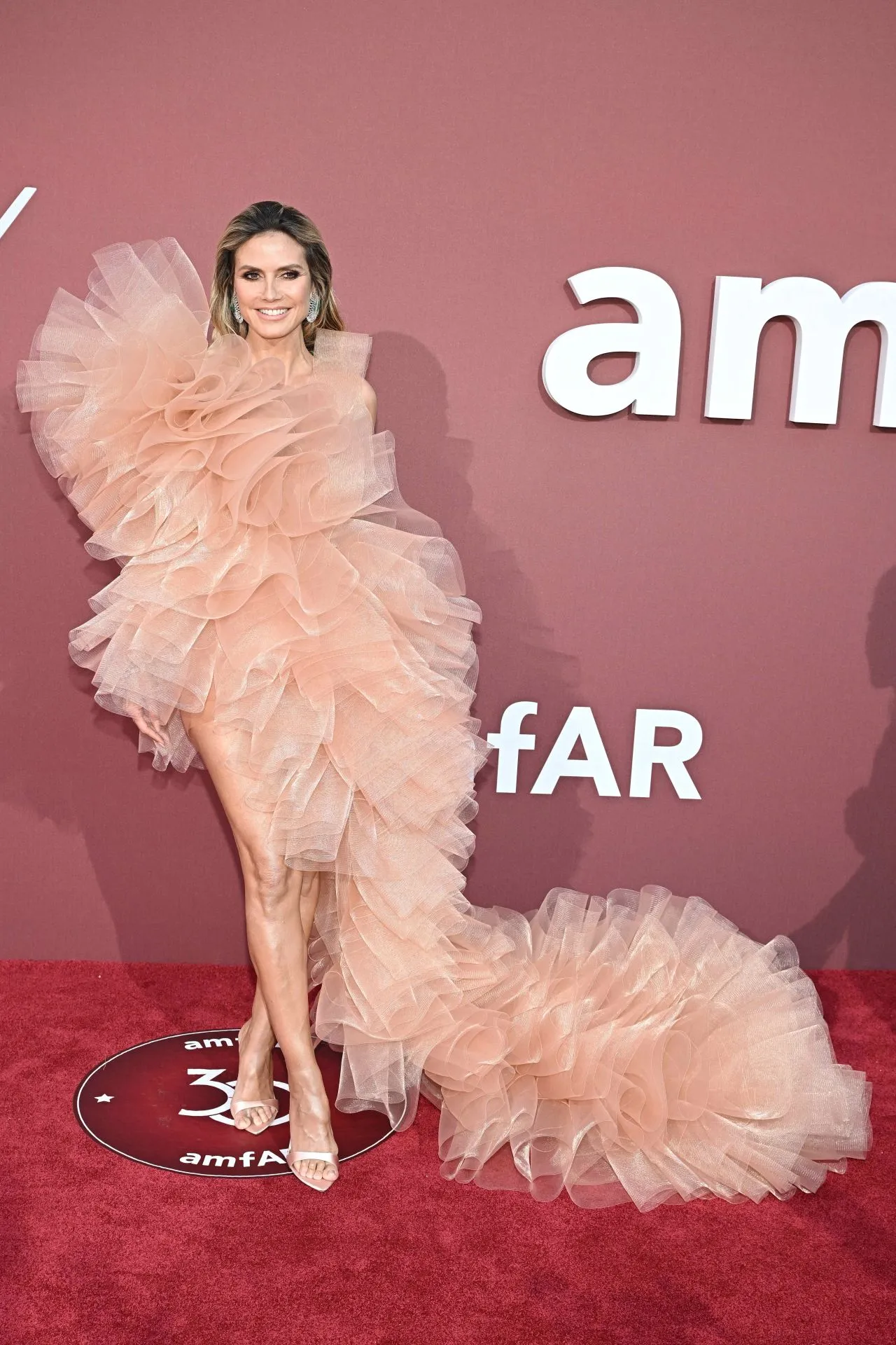 HEIDI KLUM STILLS AT AMFAR CANNES GALA IN ANTIBES4